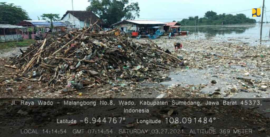 PUPR Bersihkan Sampah Waduk Jatigede Agar Maksimal Tampung Air PUPR Bersihkan Sampah Waduk Jatigede Agar Maksimal Tampung Air