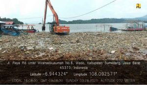 PUPR Bersihkan Sampah Waduk Jatigede Agar Maksimal Tampung Air PUPR Bersihkan Sampah Waduk Jatigede Agar Maksimal Tampung Air