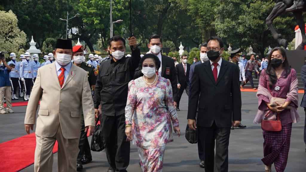 Megawati dan Prabowo Resmikan Patung Bung Karno di Kemhan RI