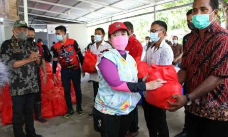 Di Minahasa, Puan Bagikan Sembako dan Minta Pemda Genjot Pembangunan