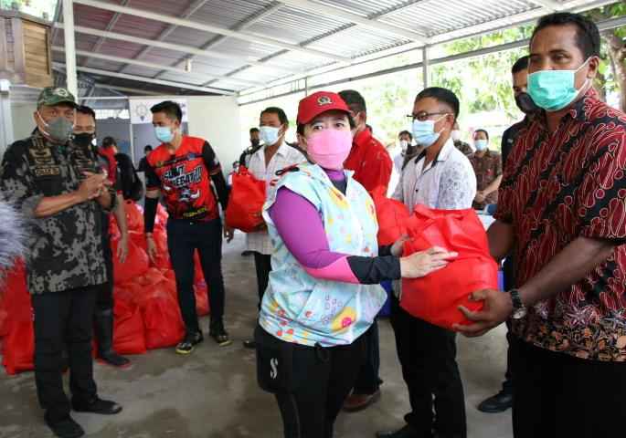 Di Minahasa, Puan Bagikan Sembako dan Minta Pemda Genjot Pembangunan Di Minahasa, Puan Bagikan Sembako dan Minta Pemda Genjot Pembangunan