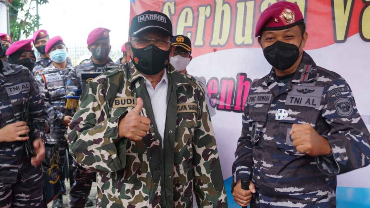 Kemenhub - TNI AL Gelar Serbuan Vaksinasi di Pelabuhan Ketapang Banyuwangi Kemenhub - TNI AL Gelar Serbuan Vaksinasi di Pelabuhan Ketapang Banyuwangi