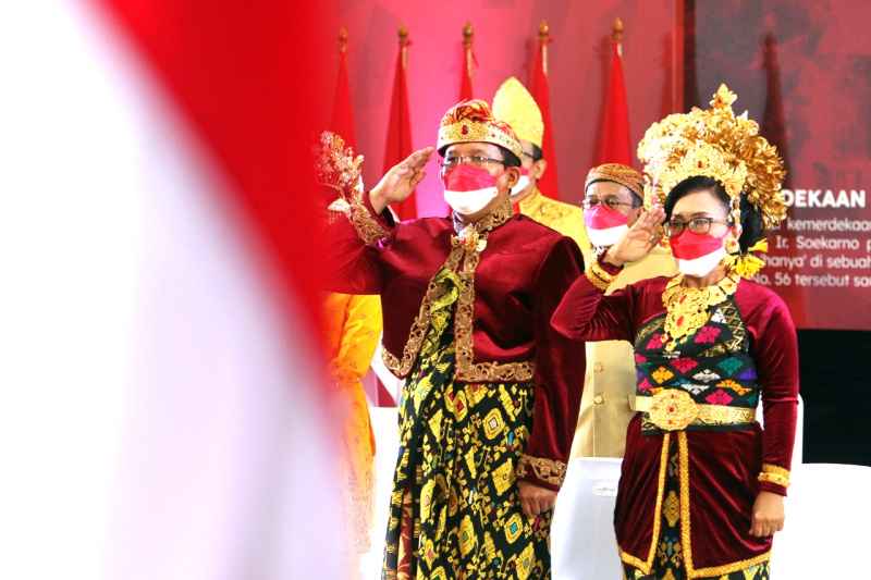 Meriahkan HUT RI Ke 76, Direksi dan Komisaris Kenakan Baju Daerah Meriahkan HUT RI Ke 76, Direksi dan Komisaris Kenakan Baju Daerah