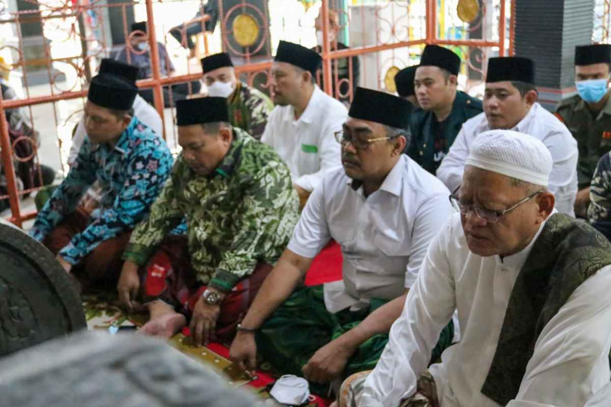 Gus Jazil Ziarah ke Makam Sunan Kalijogo dan Raden Patah Gus Jazil Ziarah ke Makam Sunan Kalijogo dan Raden Patah