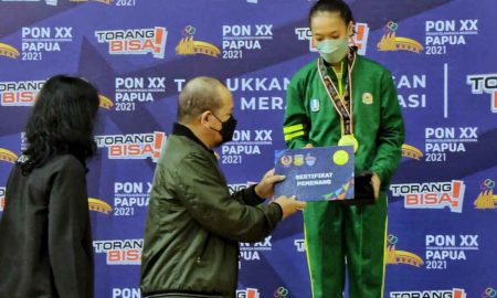 LaNyalla Serahkan Medali dan Bonus pada Pesenam Jatim yang Raih 2 Emas di PON XX Papua