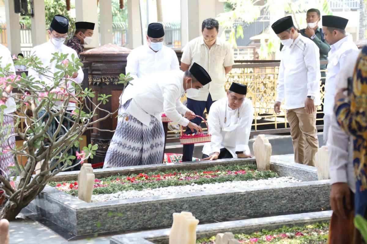 Hari Santri, Gerindra Ziarah ke Makam KH Hasyim Asy'ari Tebuireng Hari Santri, Gerindra Ziarah ke Makam KH Hasyim Asy'ari Tebuireng