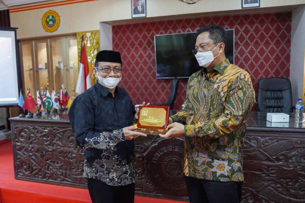 Waka DPD RI Mahyudin Ajak UNIBA Kaji Demokrasi Berbiaya Murah Waka DPD RI Mahyudin Ajak UNIBA Kaji Demokrasi Berbiaya Murah