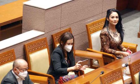 Krisdayanti Hadiri Sidang Paripurna Penutupan DPR