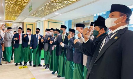 Rayakan Hari Santri, Anggota FPKB Hadiri Paripurna DPR dengan Pakai Sarung