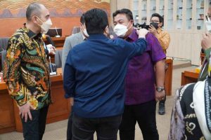 Parta Desak Erick Thohir Tangani Kasus PHK Avsec Bandara Bali, Akhirnya Setuju Tunda PHK Erick Thohir (Membelakangi Camera) Berjanji Kepada Nyoman Parta Cari Solusi Kasus Avsec Bali