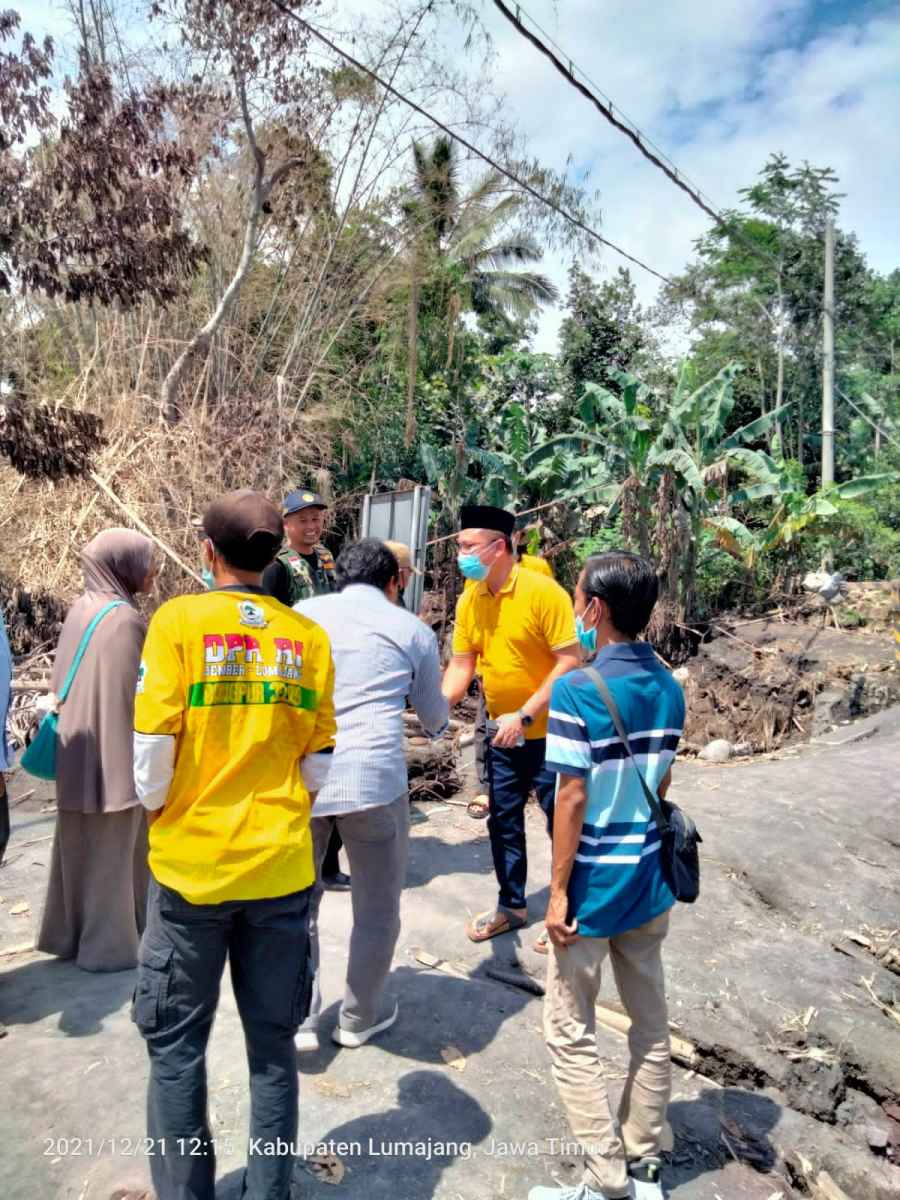 Anggota Komisi X DPR Bantu Korban Erupsi Semeru Anggota Komisi X DPR Bantu Korban Erupsi Semeru