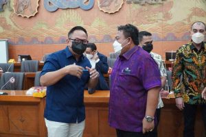 Parta Desak Erick Thohir Tangani Kasus PHK Avsec Bandara Bali, Akhirnya Setuju Tunda PHK Wamen II, Kartika Wirjoatmojo Sedang Menjelaskan Kepada I Nyoman Parta