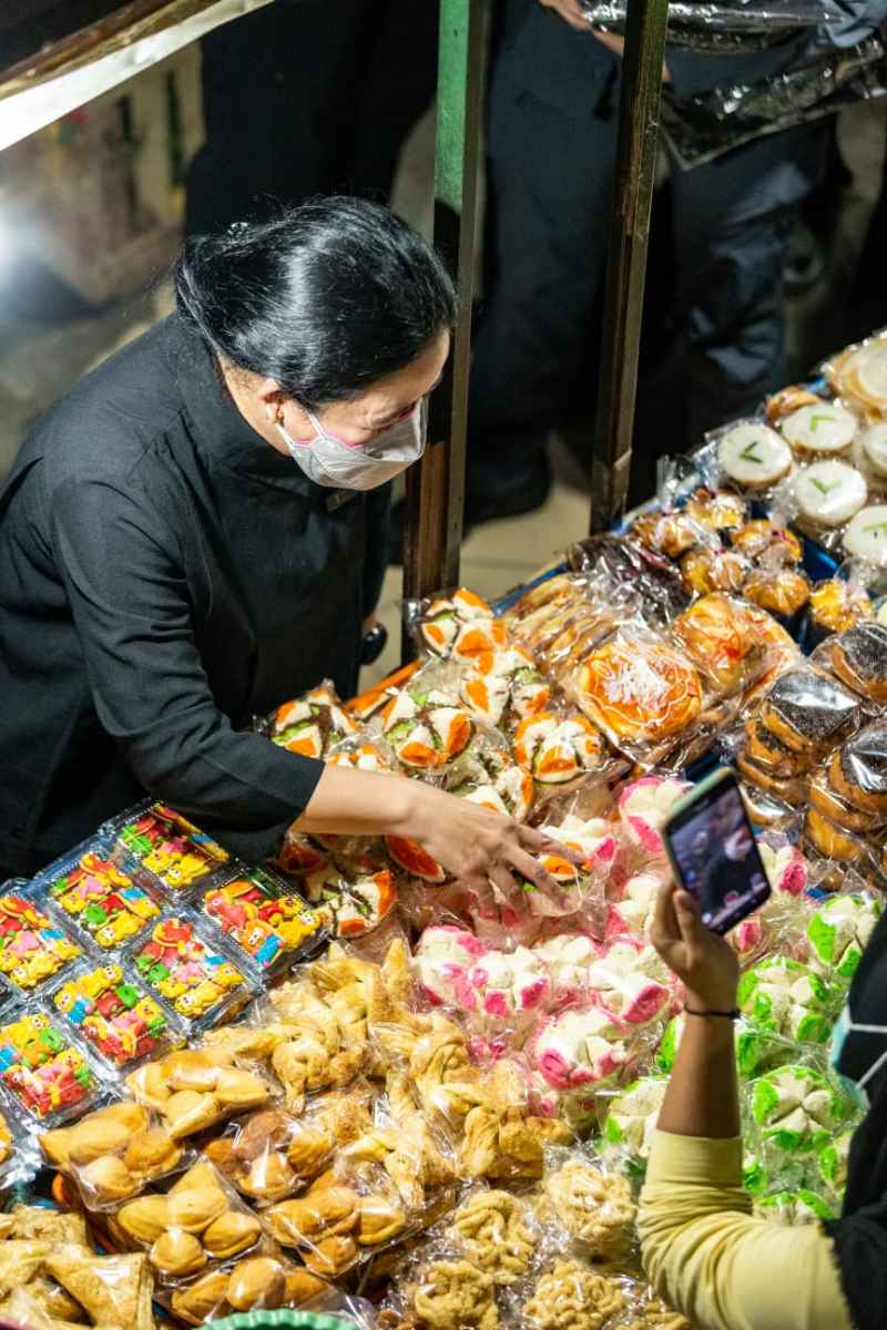 Kunker di Jatim, Puan Cek Harga-Pasokan Minyak Goreng dan Tempe