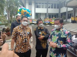 Ketua Ika Ikopin, Entis Sutisna (tengah berbaju batik) bersama para tamu undangan/Foto: Ika Ikopin
