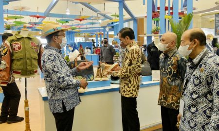 Presiden Jokowi Pesan Produk UMKM Jawa Barat Untuk Suvenir Delegasi G20, Produk yang dipesan radio kayu dan jam tangan kayu