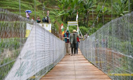 Resmikan Jembatan di Cililin, Ridwan Kamil Apresiasi Peran Komuntas Beri Solusi Bagi Warga