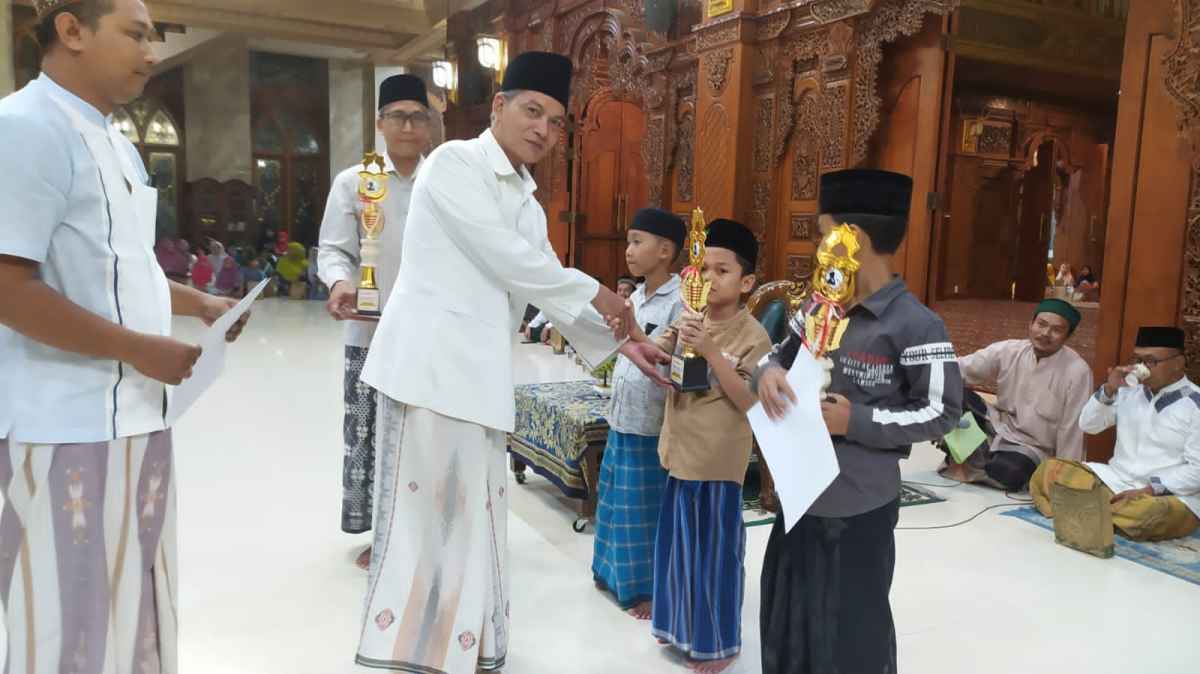 Ketua DPD Gerindra Jateng Ajak Kelas Menengah Atas Berbagi Rezeki ke Masyarakat Ketua DPD Gerindra Jateng Ajak Kelas Menengah Atas Berbagi Rezeki ke Masyarakat
