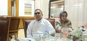 Jelang Lebaran 2022, Eddy Santana Minta Akses Tol Kapal-Betung Dibuka Untuk Pemudik Legislator Eddy Santana Putra bersama istri, Eva Ajeng ditemui wartawan sedang berbuka puasa/Foto: Anjasmara