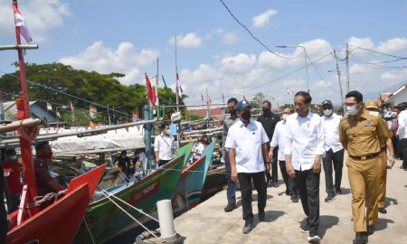 Nelayan Cirebon "Curhat" Kelangkaan Solar Kepada Jokowi dan Ridwan Kamil