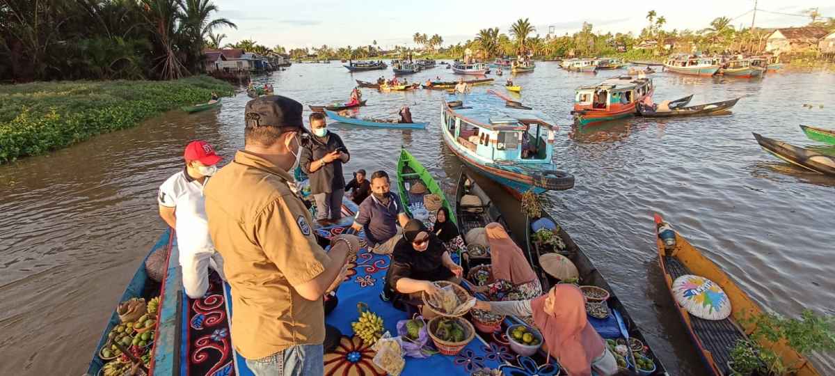 Kunjungi Pasar Apung, Dirjen Bina Pemdes Ingatkan Kepala Desa Lok Baintan Pentingnya Desa Wisata Berkelanjutan Kunjungi Pasar Apung, Dirjen Bina Pemdes Ingatkan Kepala Desa Lok Baintan Pentingnya Desa Wisata Berkelanjutan