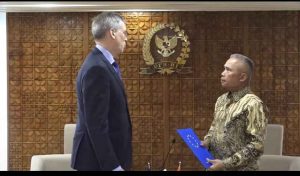 Dubes UE Vincent Temui Hafizs Tohir Bahas Ekonomi, Keamanan dan Geopolitik Vincent tampak berbincang santai dengan Hafisz Tohir usai membahas hubungan bilateral/Foto: Dok Pribadi