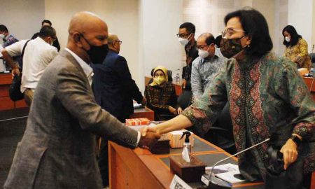 Ketua Banggar DPR Said Abdullah Menyalami Sri Mulyani sekaligus mengucapkan Selamat Idu Fiitri dan Minal Aidiin Walfaidzin 1443 H/Foto: Anjasmara