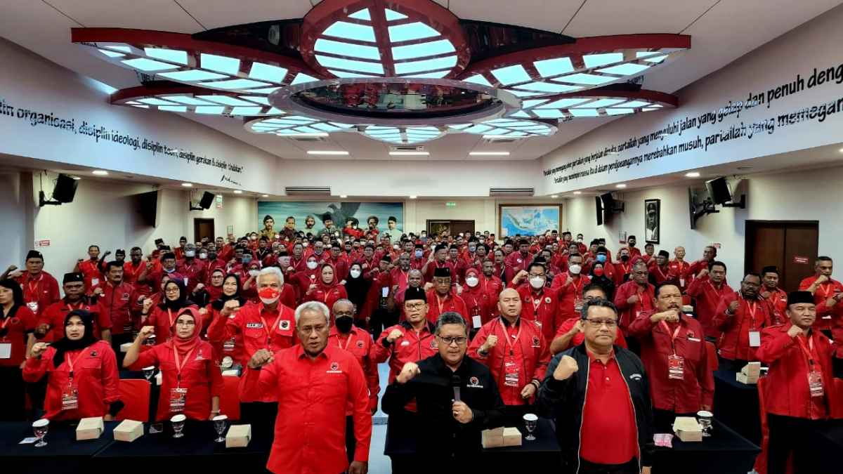 Hasto: PDIP Tak Cabut Akar Kuning, Hijau, Tetap Wong Cilik dan Ikuti Instruksi Megawati dalam Pilpres 2024 Hasto: PDIP Tak Cabut Akar Kuning, Hijau, Tetap Wong Cilik dan Ikuti Instruksi Megawati dalam Pilpres 2024