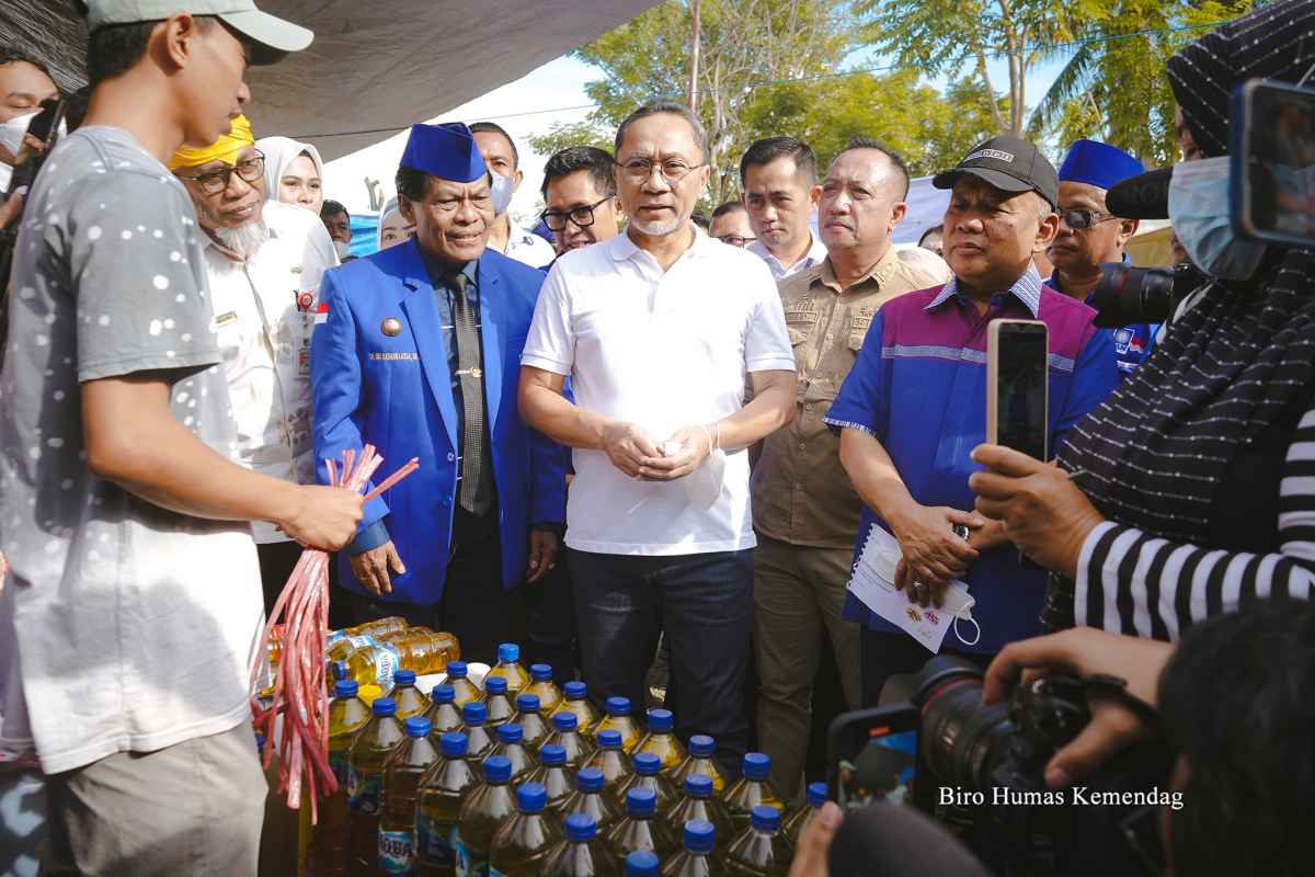 Kunjungi Donggala, Mendag Zulhas Pastikan HET Migor Curah Rp 14.000/liter Merata di Seluruh Indonesia Kunjungi Donggala, Mendag Zulhas Pastikan HET Migor Curah Rp 14.000/liter Merata di Seluruh Indonesia