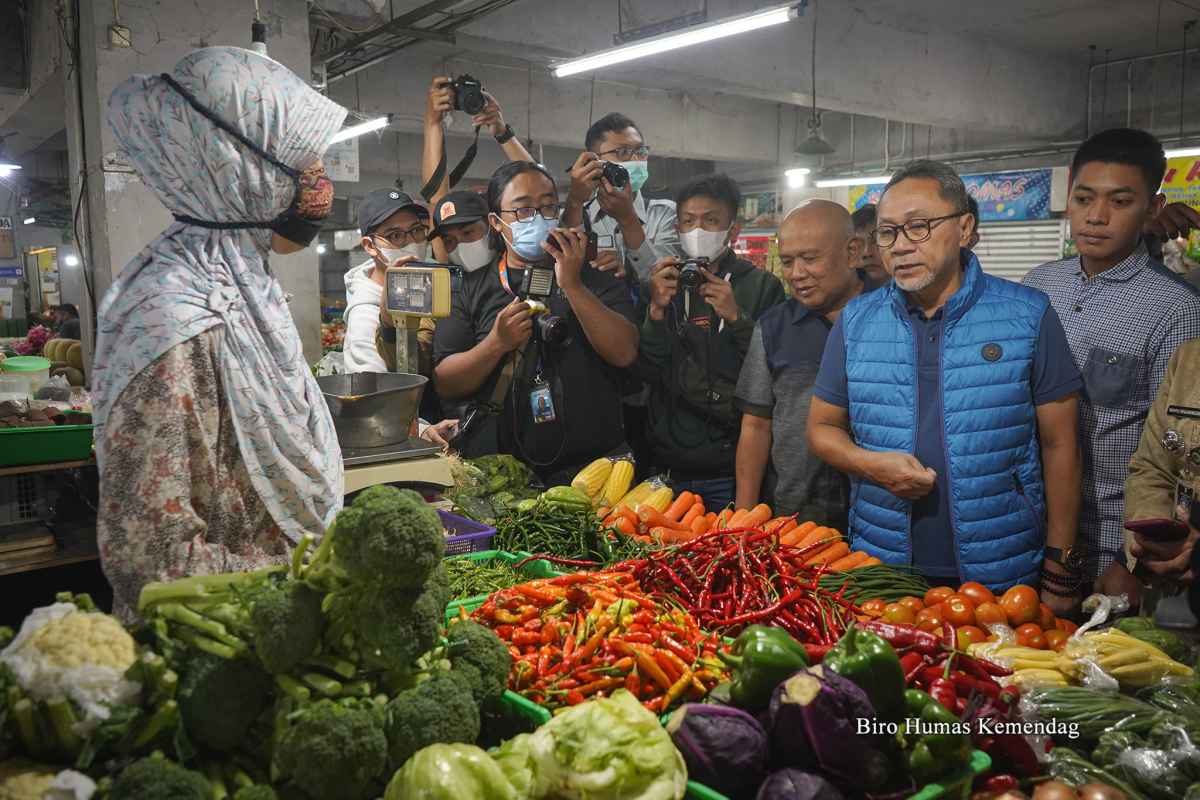 Blusukan ke Pasar Kosambi Bandung, Mendag Zulhas Pastikan Harga Sembako Stabil, Migor Curah Dibuat Kemasan Blusukan ke Pasar Kosambi Bandung, Mendag Zulhas Pastikan Harga Sembako Stabil, Migor Curah Dibuat Kemasan