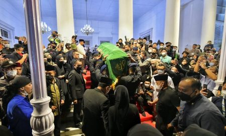 Masyarakat dan Ratusan Pelajar Iringi Jenazah Eril Menuju Permakaman Keluarga