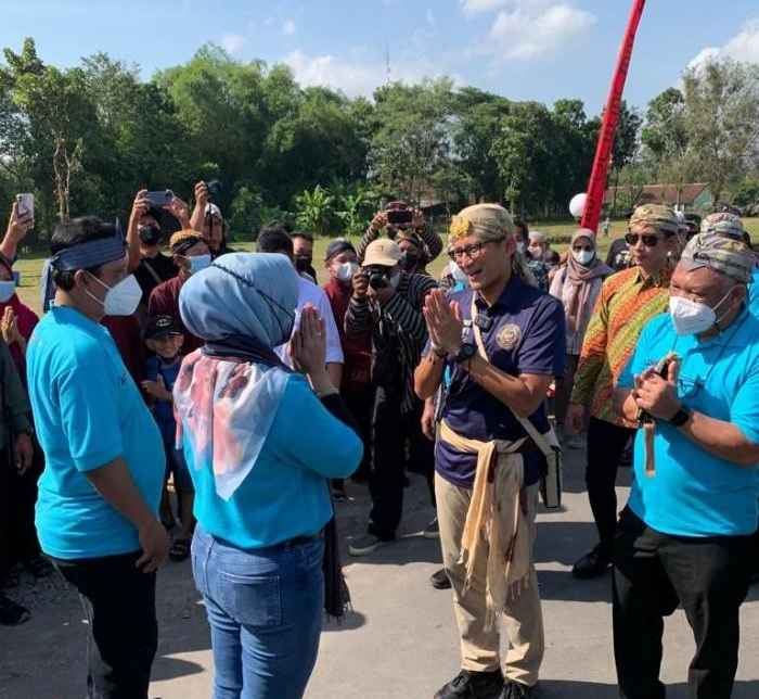 Sandiaga Optimis Desa Wisata Bugisan Bisa Ciptakan 1,1 juta Lapangan Kerja Sandiaga Optimis Desa Wisata Bugisan Bisa Ciptakan 1,1 juta Lapangan Kerja