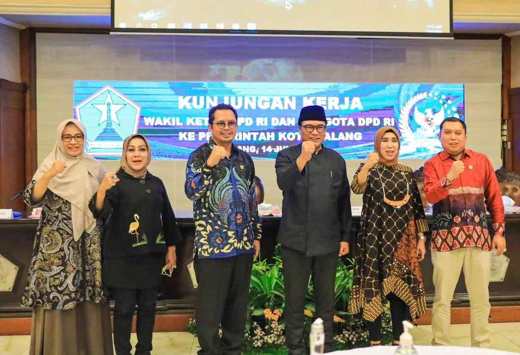 Mahyudin Disambut Pekikan "Salam Satu Jiwa, Arema Salam Satu Jiwa, Indonesia!"
