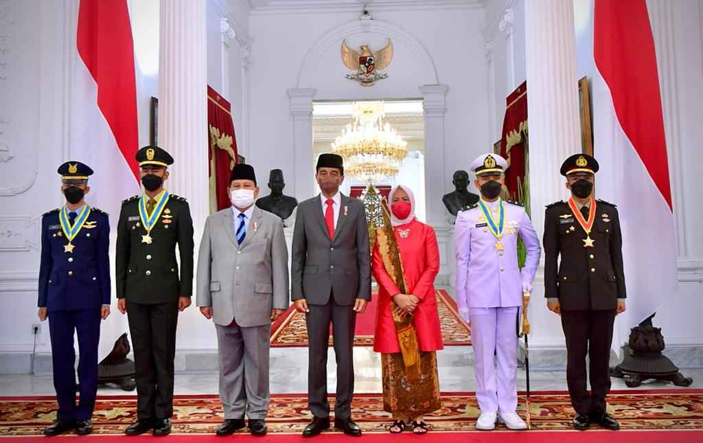 Prabowo Dampingi Presiden Jokowi dalam Pelantikan Perwira TNI-Polri di Istana