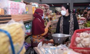 Resmikan Pasar Banyumas, Puan Cek Stok Pangan Sambil Belanja SayuR