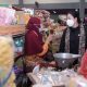 Resmikan Pasar Banyumas, Puan Cek Stok Pangan Sambil Belanja SayuR