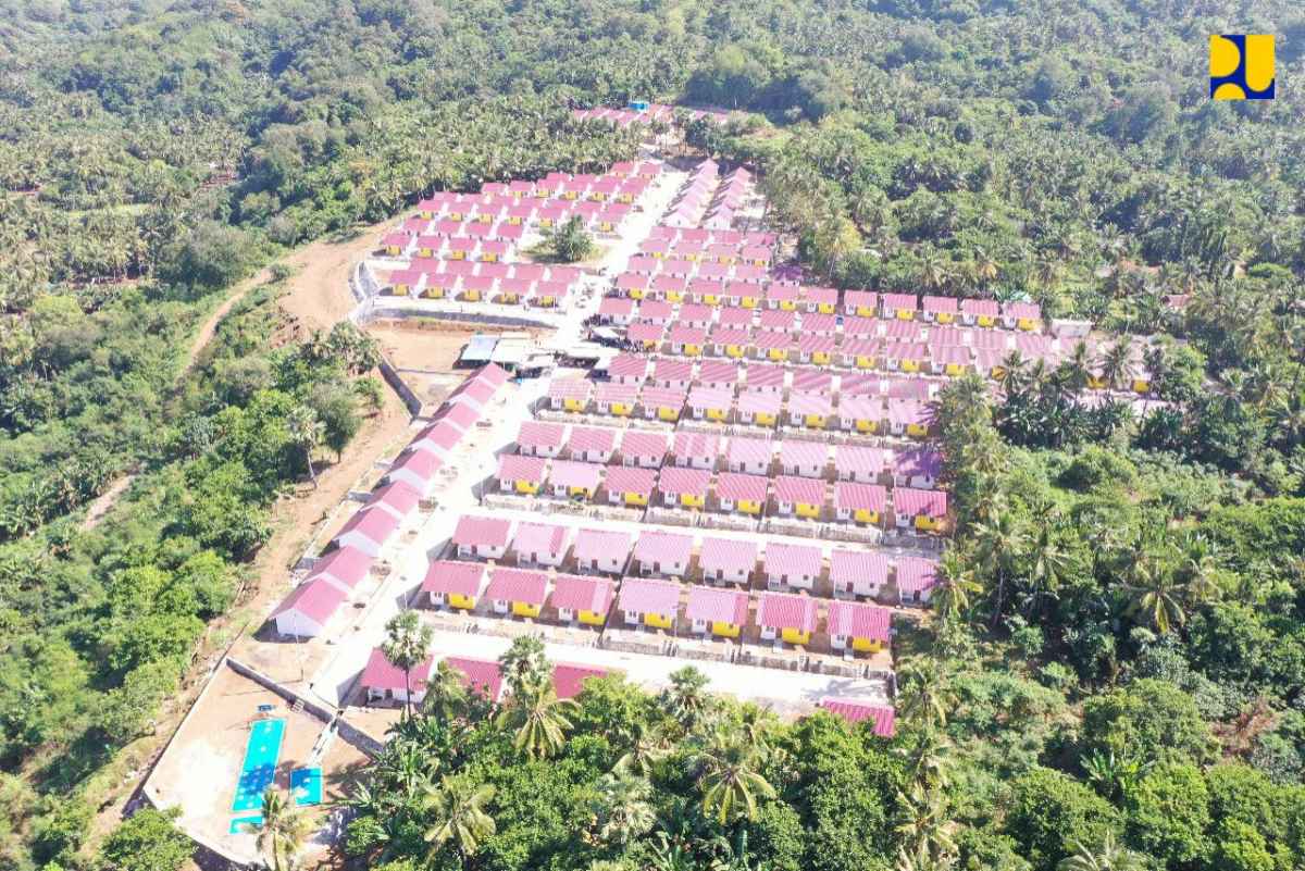PUPR Serahkan 300 Unit Huntap Warga Adonara, Flores Timur PUPR Serahkan 300 Unit Huntap Warga Adonara, Flores Timur
