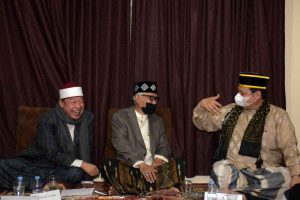 Ada Puluhan Ribu Santri, Airlangga Hartarto Dorong Pesantren Buntet Miliki Pabrik Sandal Sesepuh Ponpes Bunten, KH Adib Rofiuddin Izza berbincang dengan Rois Aam PBNU KH Miftahul Ahyar, dan Menko Perekonomian Airlangga Hartarto saat menghadiri Haul/Foto: Dok Pribadi