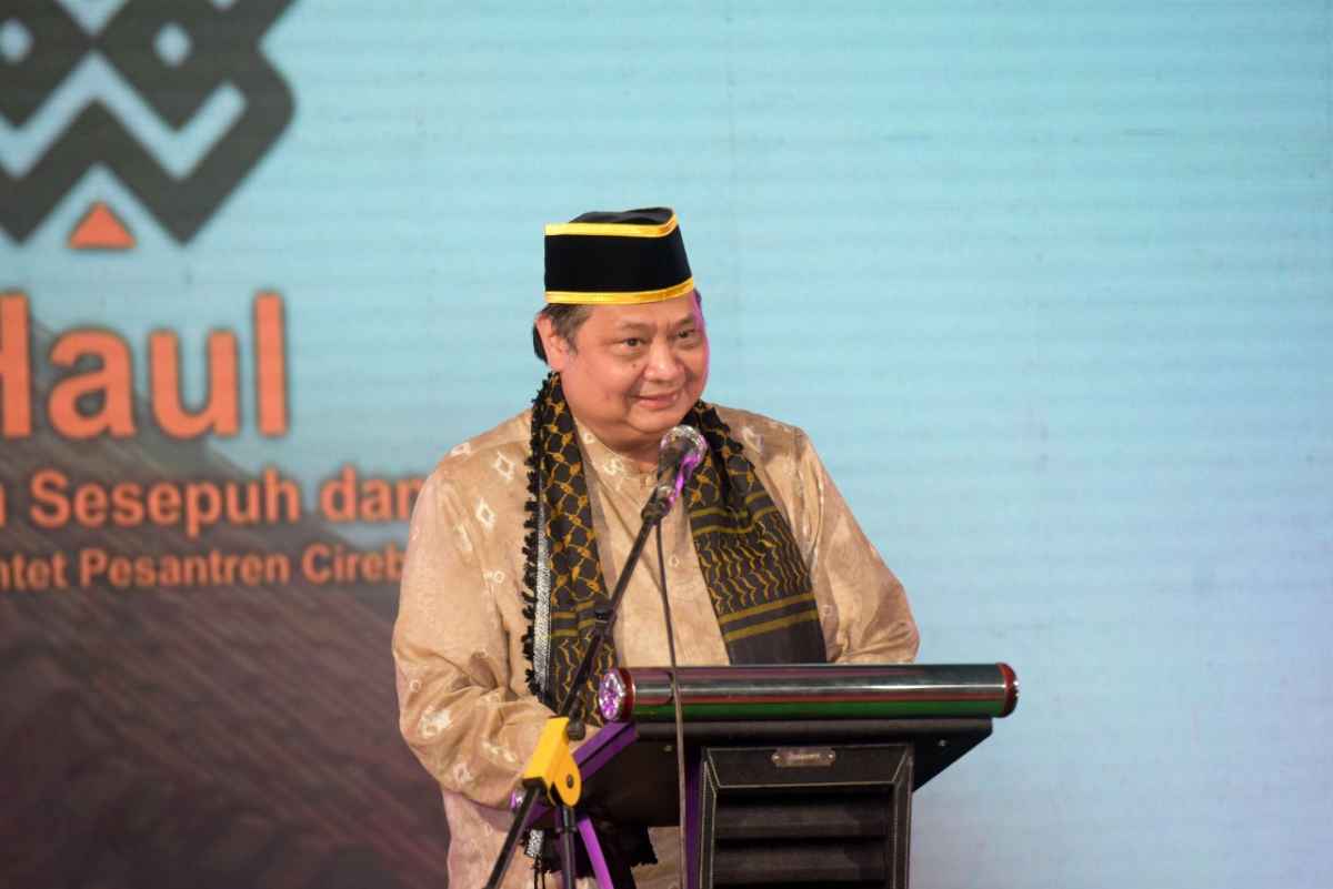 Ada Puluhan Ribu Santri, Airlangga Hartarto Dorong Pesantren Buntet Miliki Pabrik Sandal Ada Puluhan Ribu Santri, Airlangga Hartarto Dorong Pesantren Buntet Miliki Pabrik Sandal