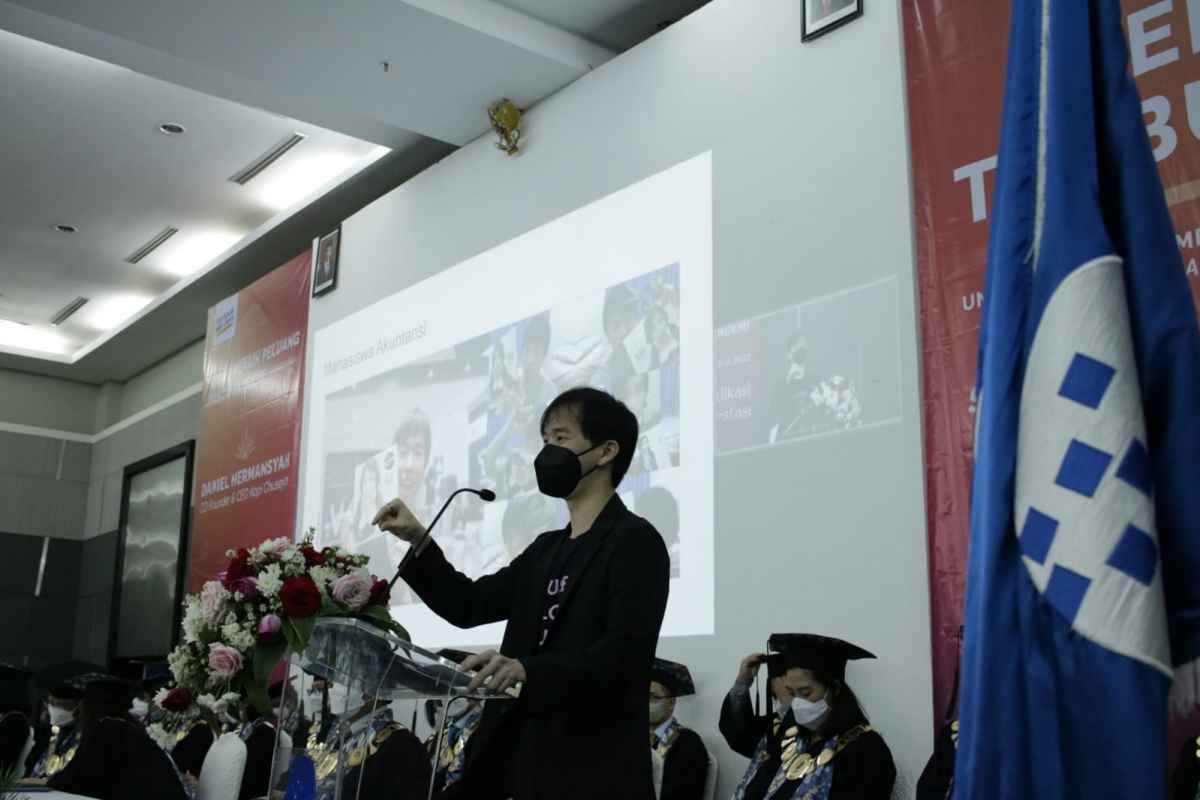 Mengisi kuliah perdana UMN