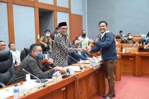 Saat Sidang Berlangsung, Haerul Amri Promosikan Produk UMKM Bawang Goreng ke Menteri Sandi Uno Saat Sidang Berlangsung, Haerul Amri Promosikan Produk UMKM Bawang Goreng ke Menteri Sandi Uno