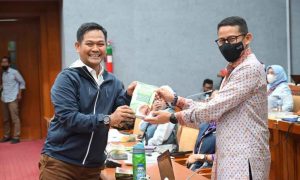 Saat Sidang Berlangsung, Haerul Amri Promosikan Produk UMKM Bawang Goreng ke Menteri Sandi Uno