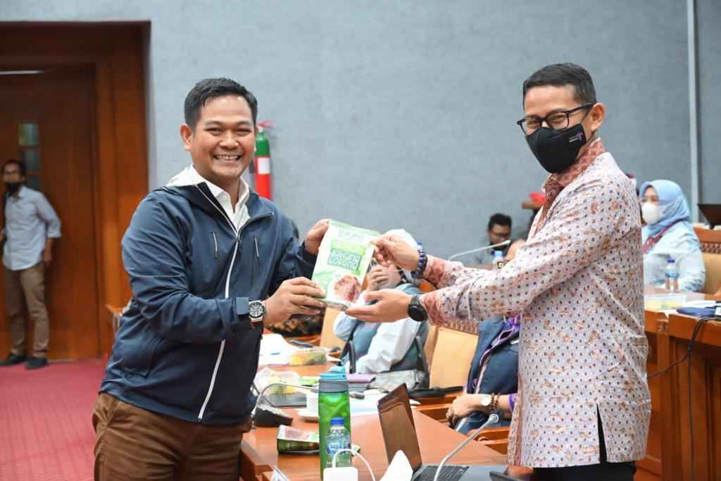 Saat Sidang Berlangsung, Haerul Amri Promosikan Produk UMKM Bawang Goreng ke Menteri Sandi Uno Saat Sidang Berlangsung, Haerul Amri Promosikan Produk UMKM Bawang Goreng ke Menteri Sandi Uno