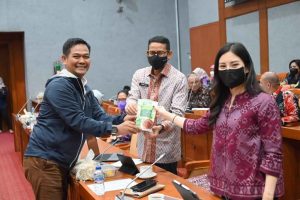 Saat Sidang Berlangsung, Haerul Amri Promosikan Produk UMKM Bawang Goreng ke Menteri Sandi Uno Saat Sidang Berlangsung, Haerul Amri Promosikan Produk UMKM Bawang Goreng ke Menteri Sandi Uno