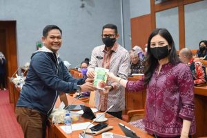 Saat Sidang Berlangsung, Haerul Amri Promosikan Produk UMKM Bawang Goreng ke Menteri Sandi Uno Gus Aam menyerahkan Komoditi Bawang Goreng ke Kemparekraf, Sandiaga Uno dan disaksikan Wamenparekraf, Anga Tanoesudibyo/Foto: Istimewa