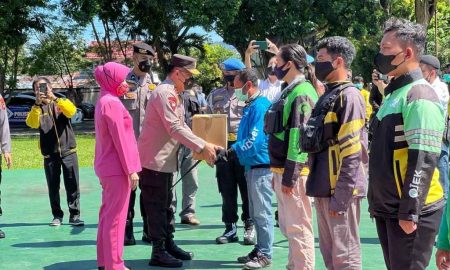 Polda Gorontalo Bagikan Ribuan Sembako Untuk Warga Terdampak BBM