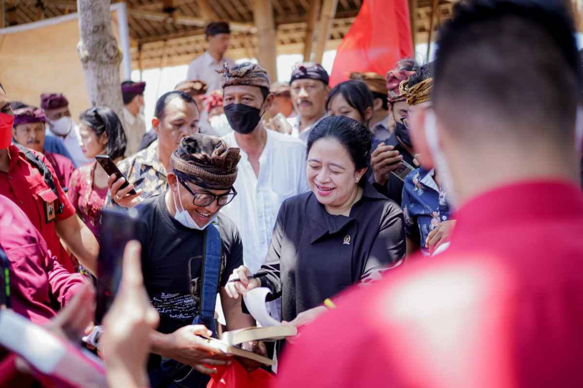 Puan Maharani Bersama Warga Transplantasi Terumbu Karang di Pantai Pandawa Bali