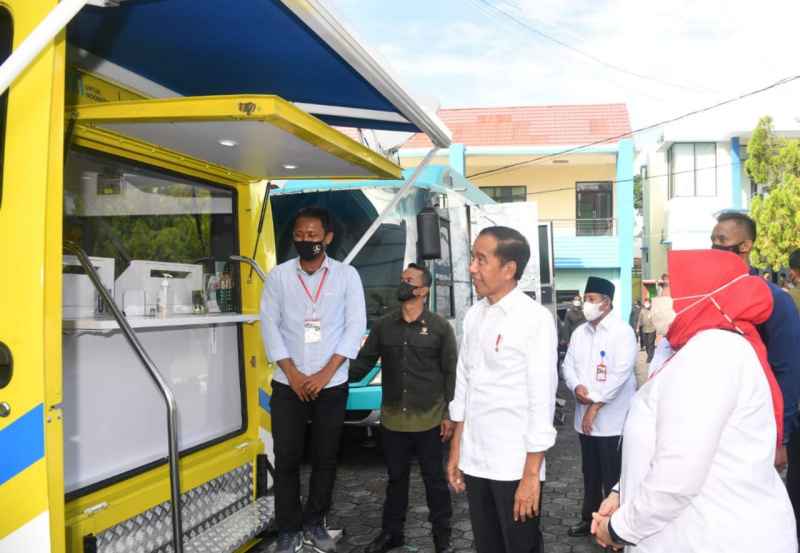 Presiden Jokowi Tinjau Layanan BTN Dalam Penyaluran BSU Presiden Jokowi Tinjau Layanan BTN Dalam Penyaluran BSU