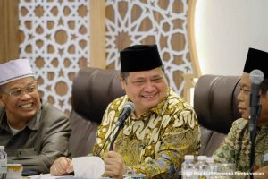   Menteri Koordinator Bidang Perekonomian Airlangga Hartarto bersilaturahmi dengan Pengurus Majelis Ulama Indonesia (MUI) di Kantor Pusat MUI, Jakarta, Selasa (11/10)
