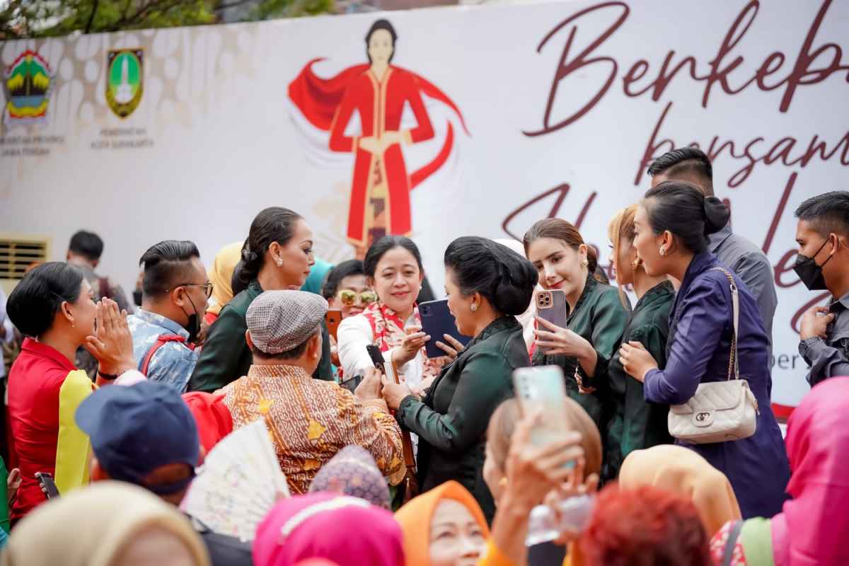 Masyarakat Solo Antusias Sambut Kedatangan Puan Saat Hadiri Parade Kebaya Masyarakat Solo Antusias Sambut Kedatangan Puan Saat Hadiri Parade Kebaya