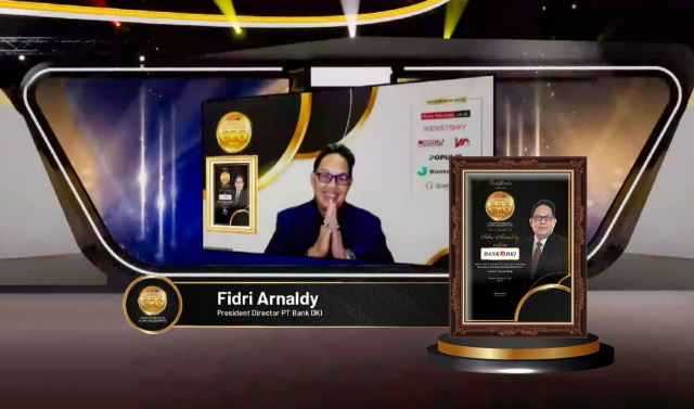 Dirut Bank DKI Dapat Penghargaan CEO Award 2022 Dirut Bank DKI Dapat Penghargaan CEO Award 2022